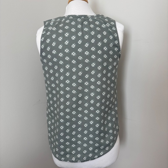Eddie Bauer Sleeveless V-Neck Tank Olive With Geometric Print Sm - Picture 3 of 11